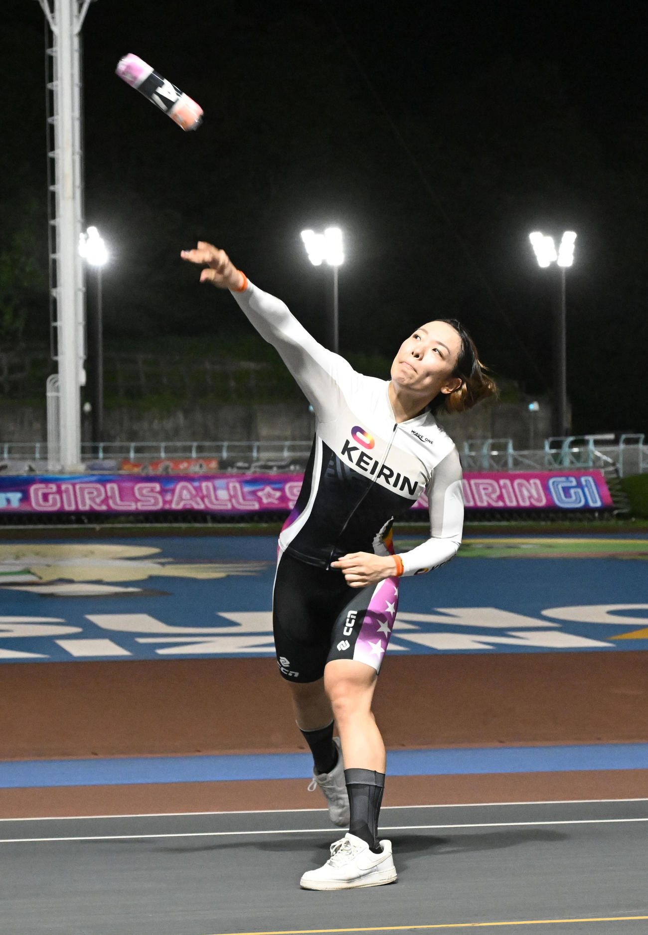 宇都宮競輪11R、女子オールスター準決勝を制し、スタンドのファンにタオルを投げ入れる佐藤水菜（撮影・千葉一成）