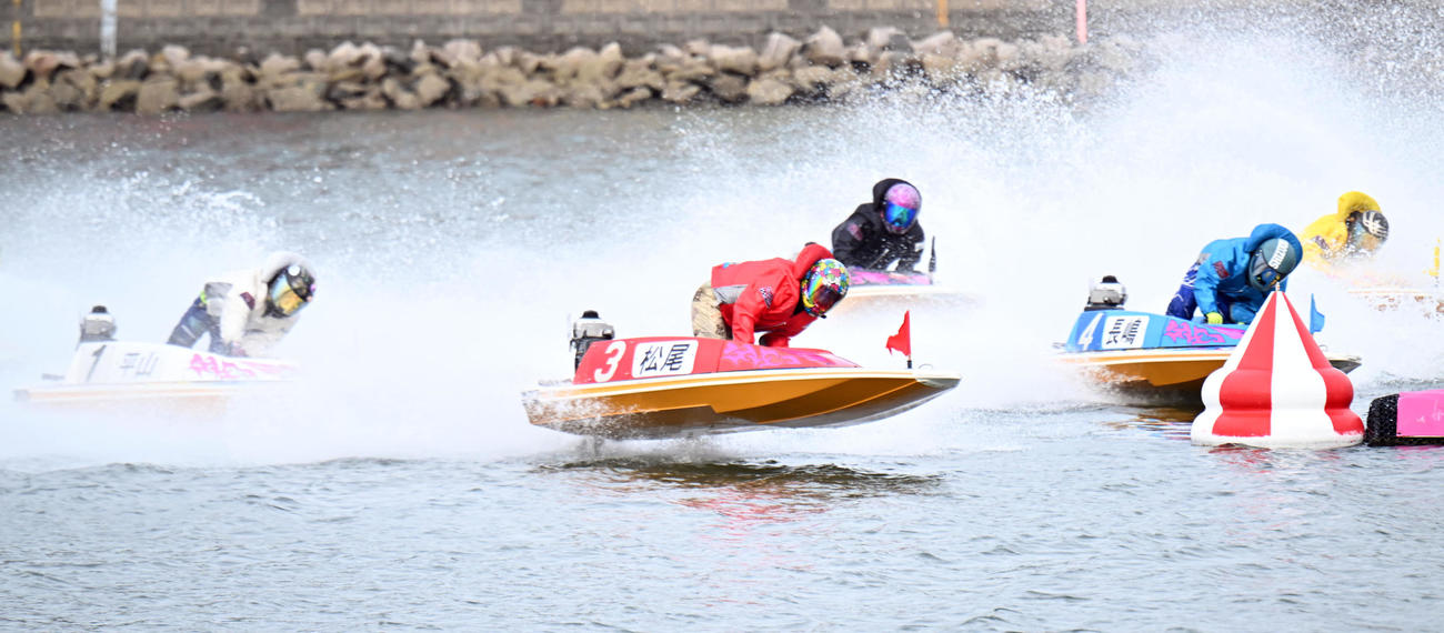 レディースチャンピオンシップ　浜名湖12R 1周目2マークをトップで回る4642松尾夏海（撮影・和賀正仁）