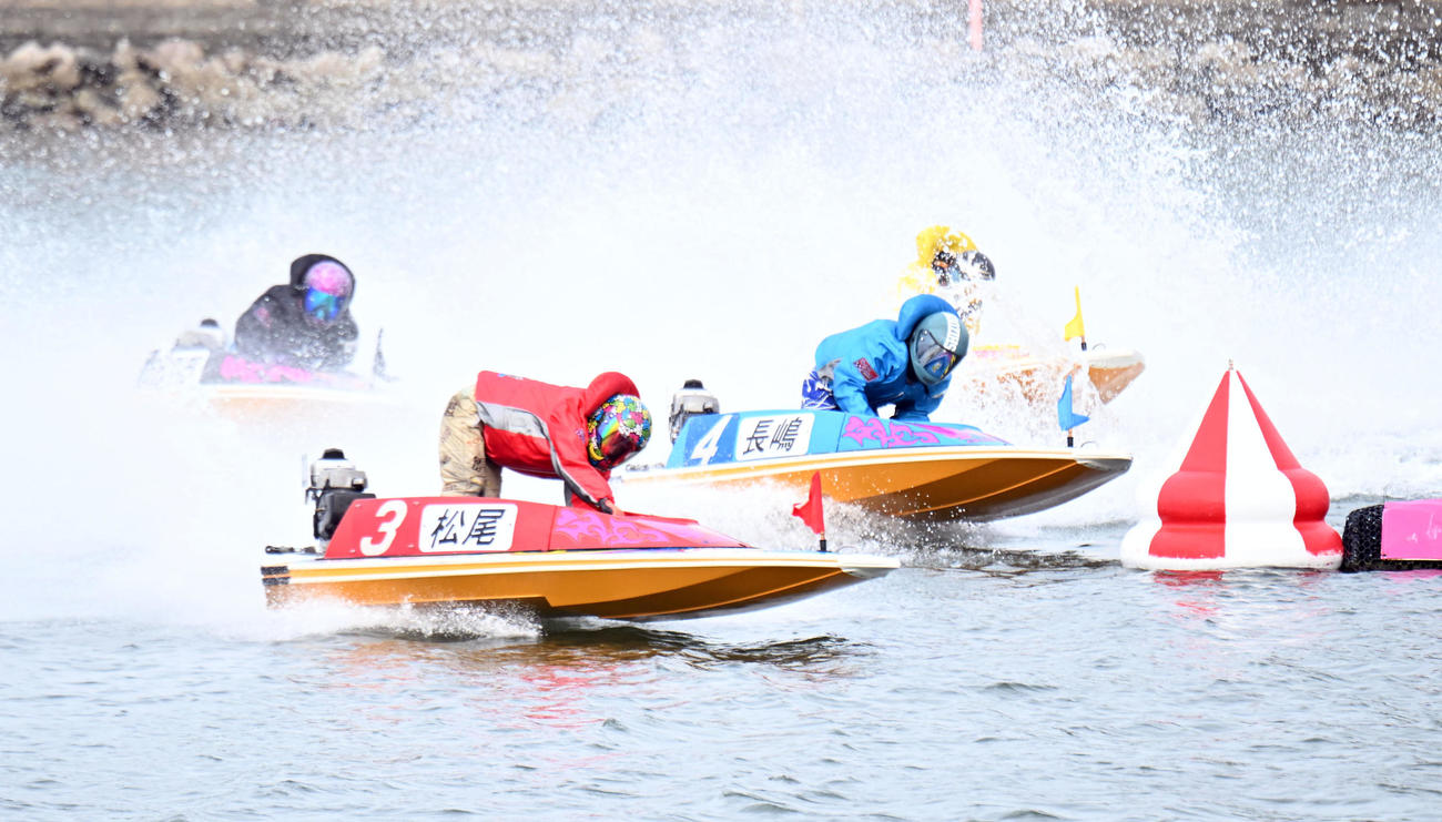 レディースチャンピオンシップ　浜名湖12R 1周目2マークをトップで回る4642松尾夏海（撮影・和賀正仁）