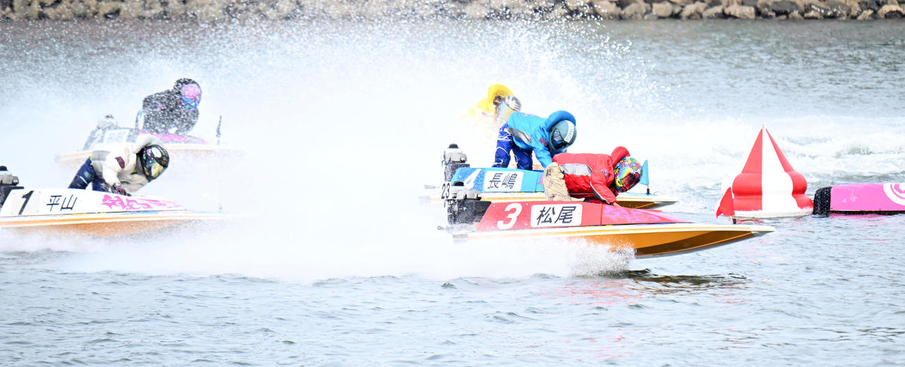 レディースチャンピオンシップ　浜名湖12R 1周目2マークをトップで回る4642松尾夏海（撮影・和賀正仁）