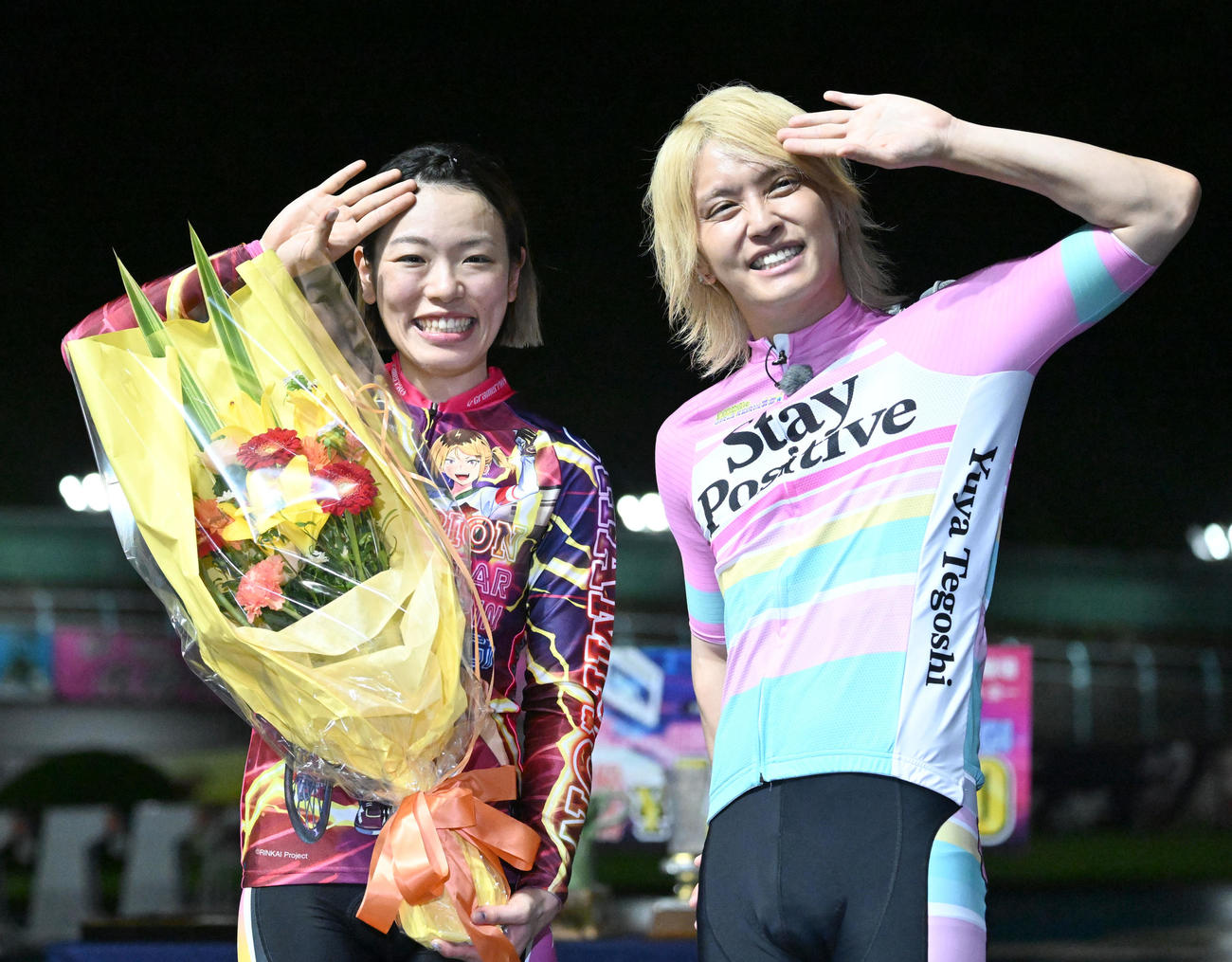 宇都宮競輪12R、女子オールスター決勝を制し、贈られた花束を手に手越祐也とポーズをとる佐藤水菜（撮影・千葉一成）