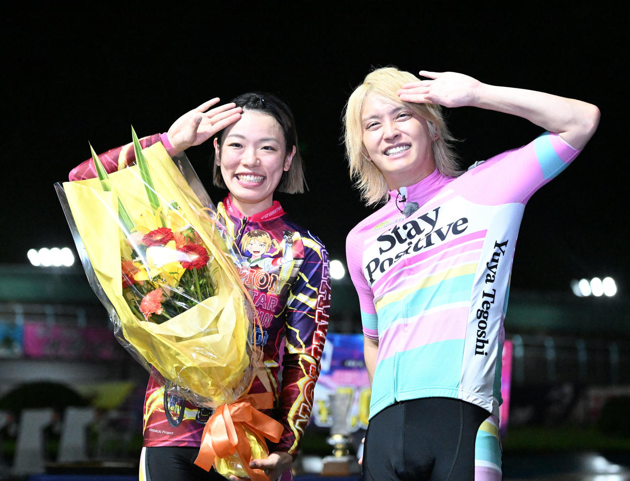 宇都宮競輪12R、女子オールスター決勝を制し、贈られた花束を手に手越祐也とポーズをとる佐藤水菜（撮影・千葉一成）