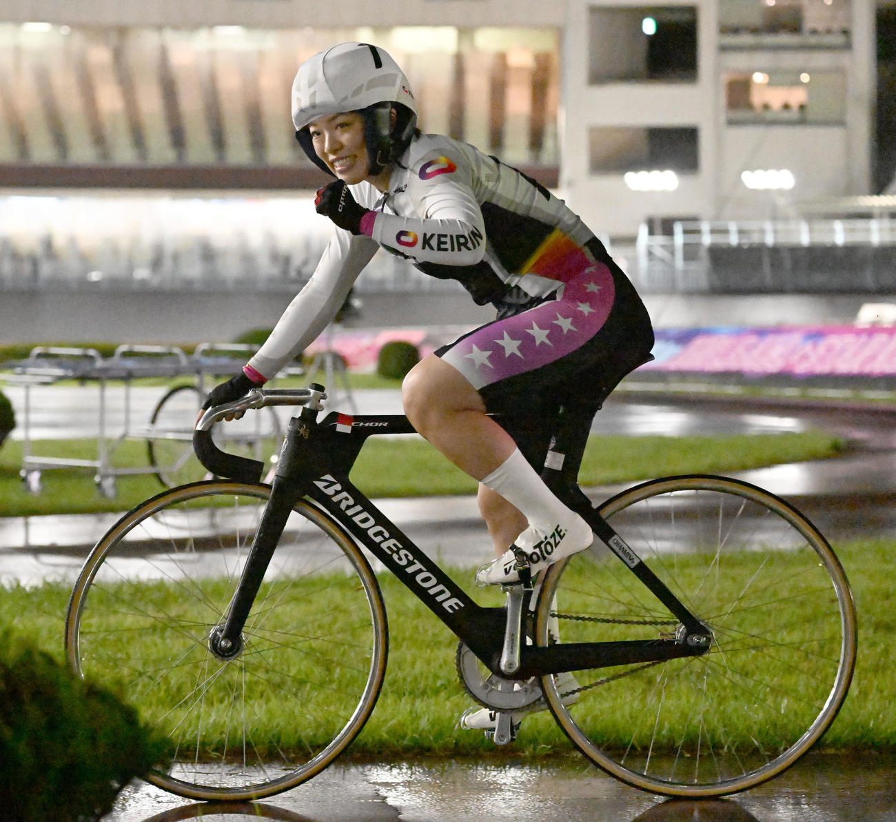 宇都宮競輪12R、女子オールスター決勝を制し、ガッツポーズする佐藤水菜（撮影・千葉一成）
