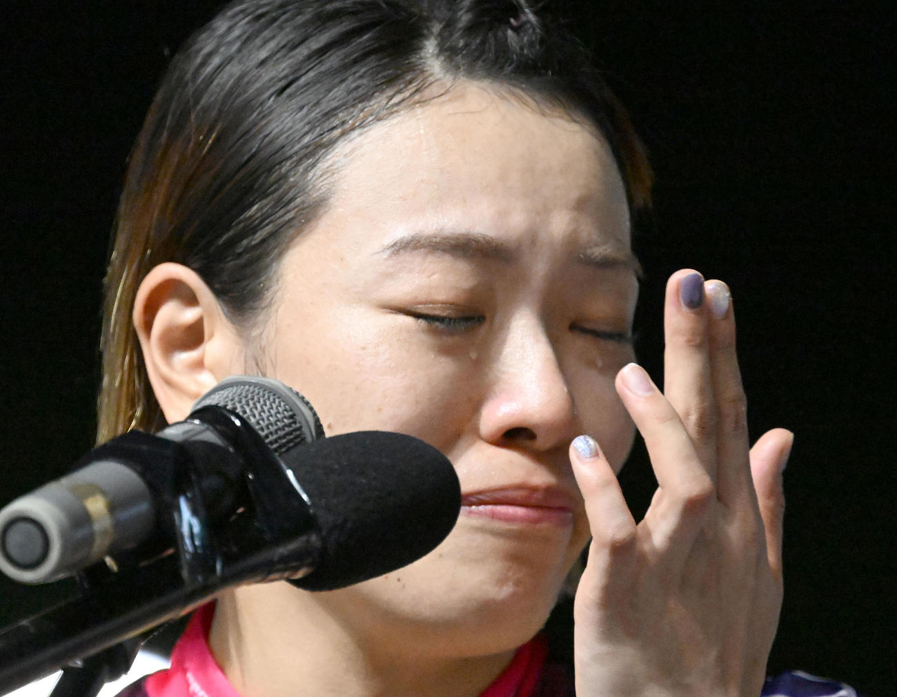宇都宮競輪12R、女子オールスター決勝を制し、勝利者インタビューで目を潤ませる佐藤水菜（撮影・千葉一成）