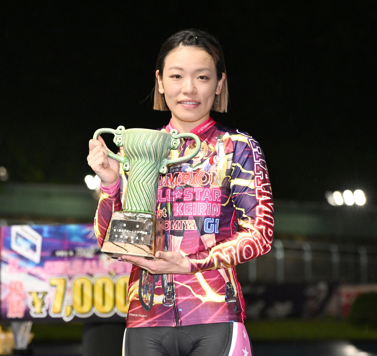 宇都宮競輪12R、女子オールスター決勝を制し、優勝トロフィーを手にする佐藤水菜（撮影・千葉一成）
