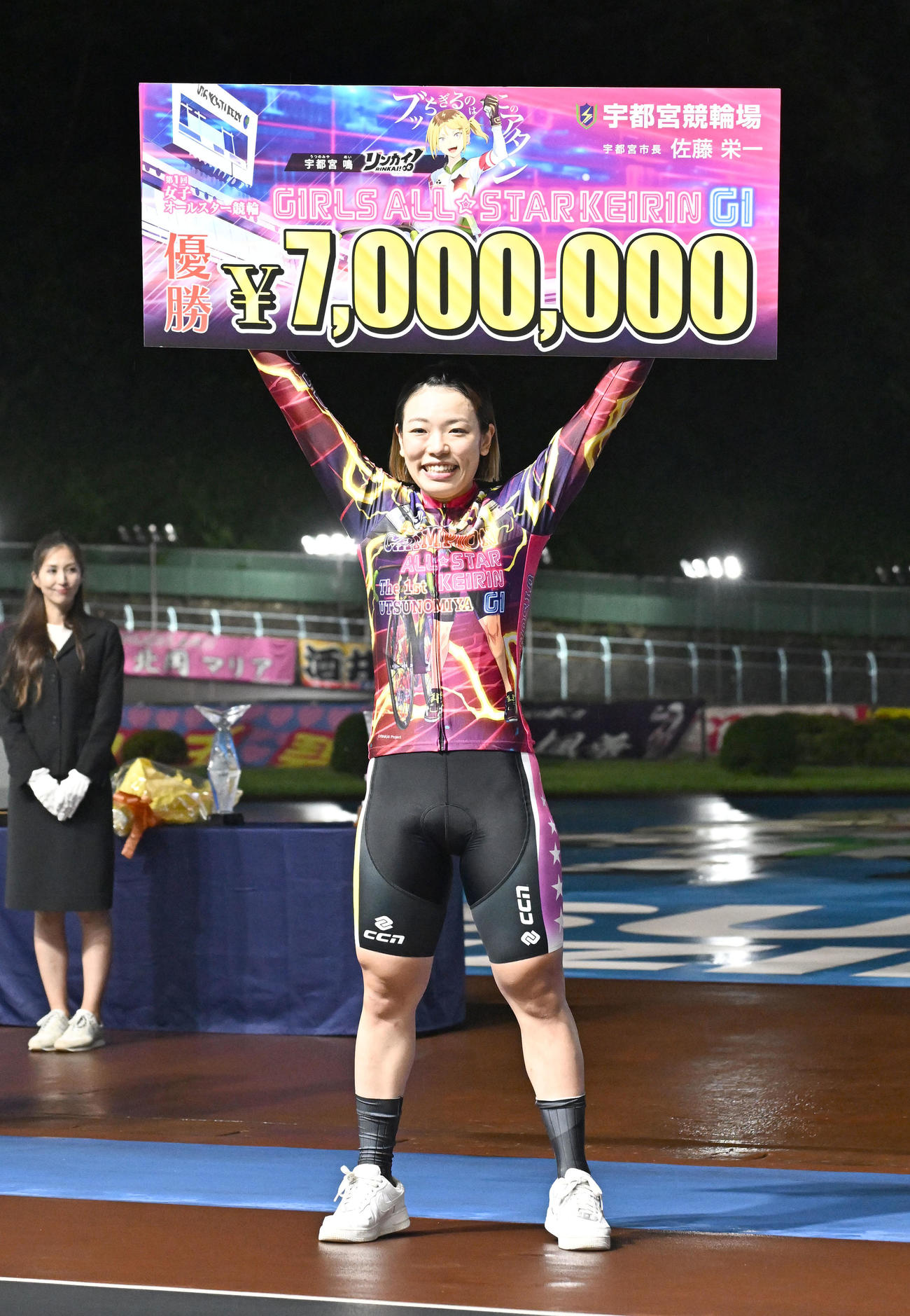 宇都宮競輪12R、女子オールスター決勝を制し、賞金ボードを掲げる佐藤水菜（撮影・千葉一成）