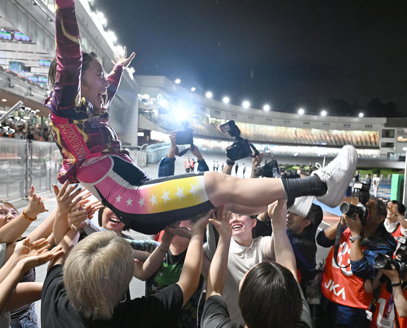 宇都宮競輪12R、女子オールスター決勝を制し、仲間から胴上げされる佐藤水菜（撮影・千葉一成）