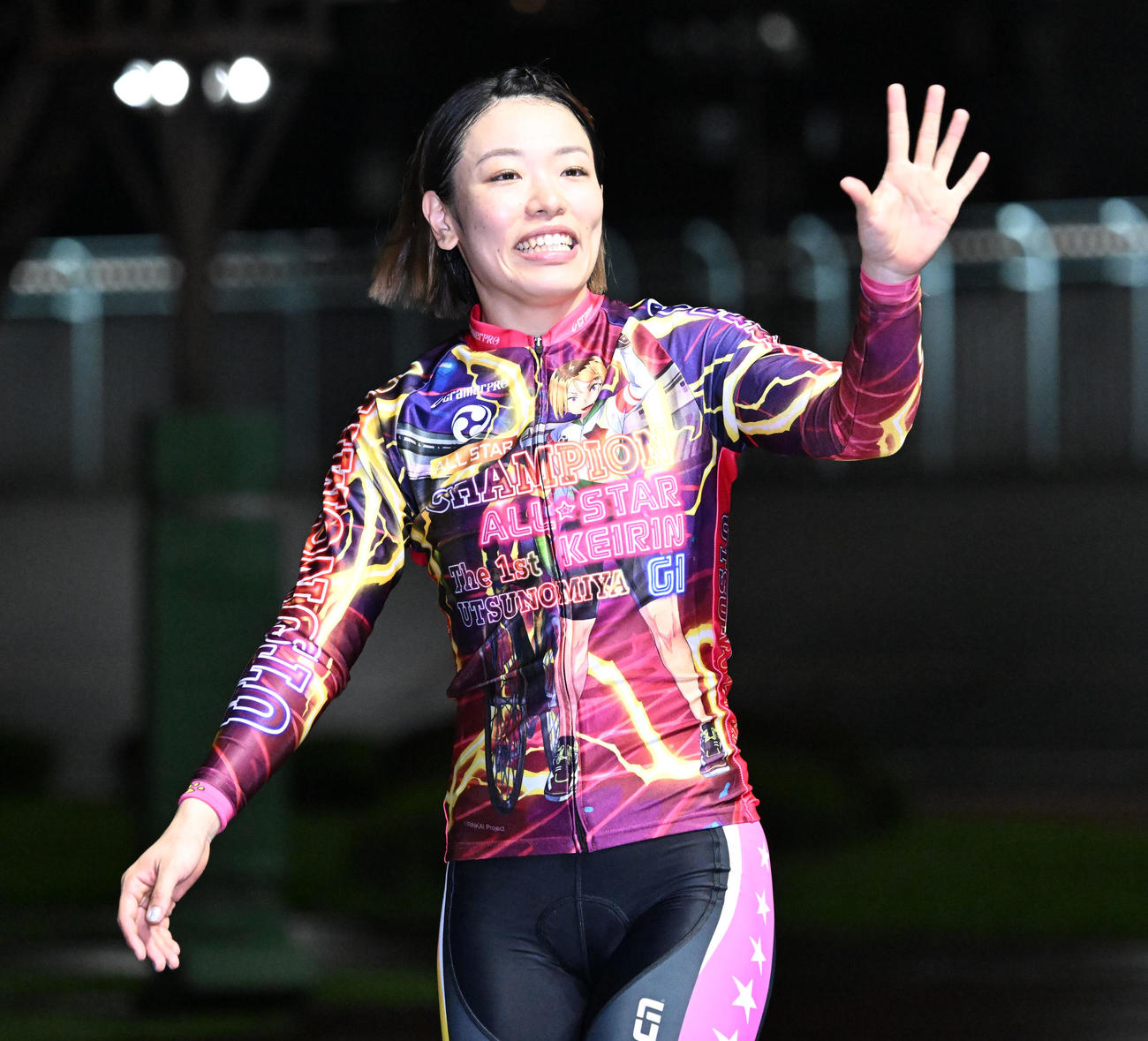 宇都宮競輪12R、女子オールスター決勝を制し、ファンの歓声に応える佐藤水菜（撮影・千葉一成）