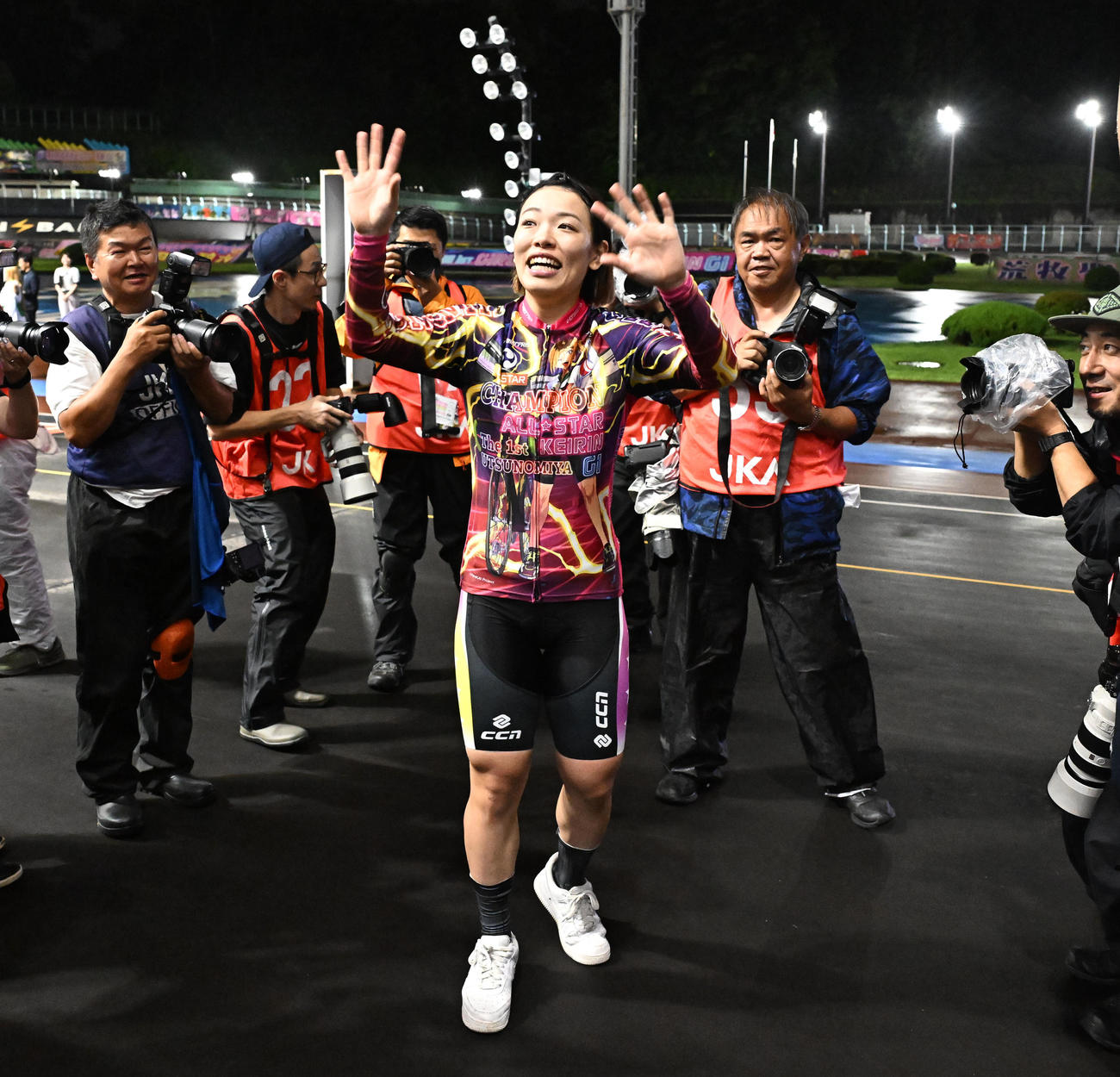 宇都宮競輪12R、女子オールスター決勝を制し、スタンドの歓声に手を振って応える佐藤水菜（撮影・千葉一成）