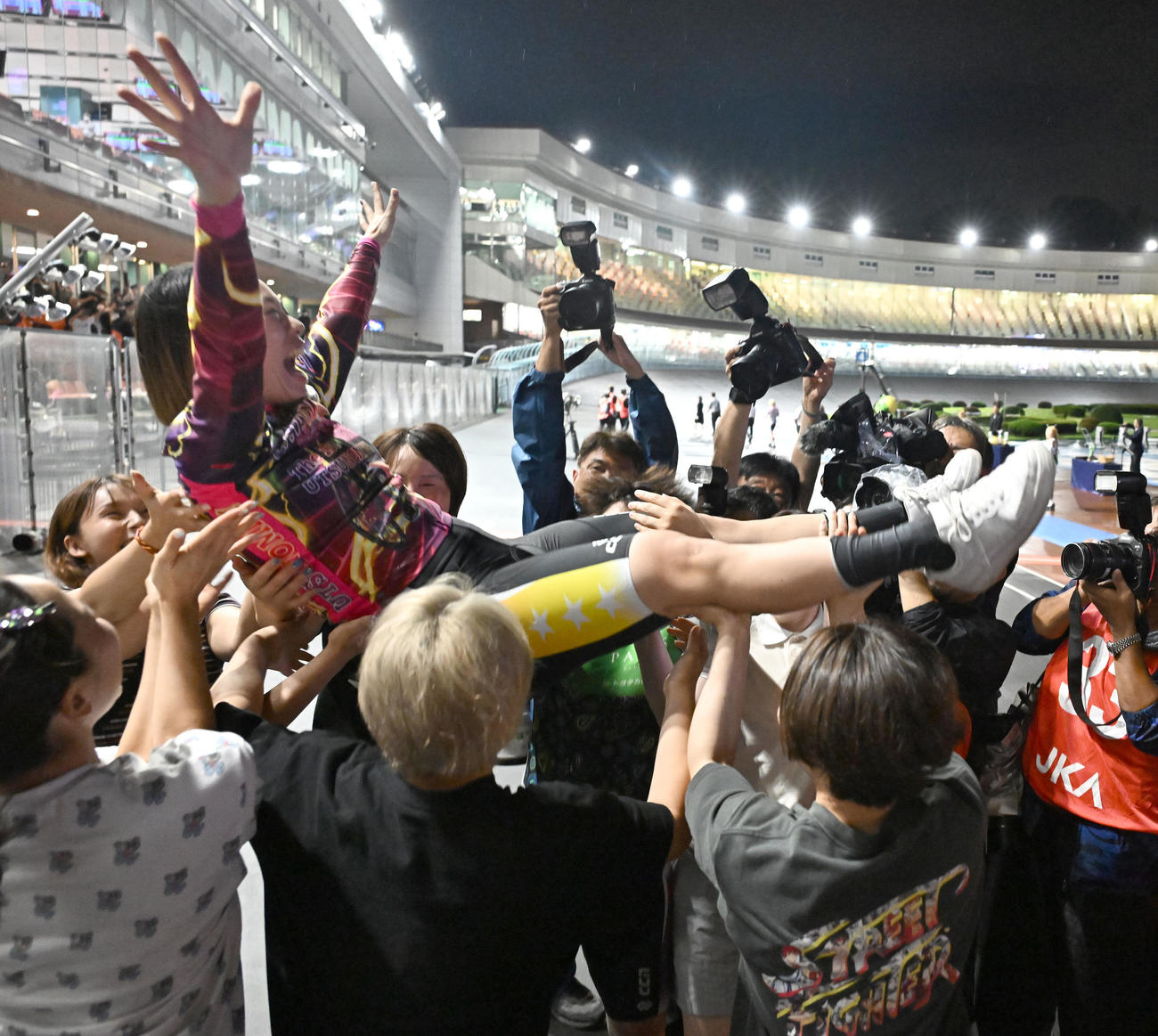 宇都宮競輪12R、女子オールスター決勝を制し、仲間から胴上げされる佐藤水菜（撮影・千葉一成）