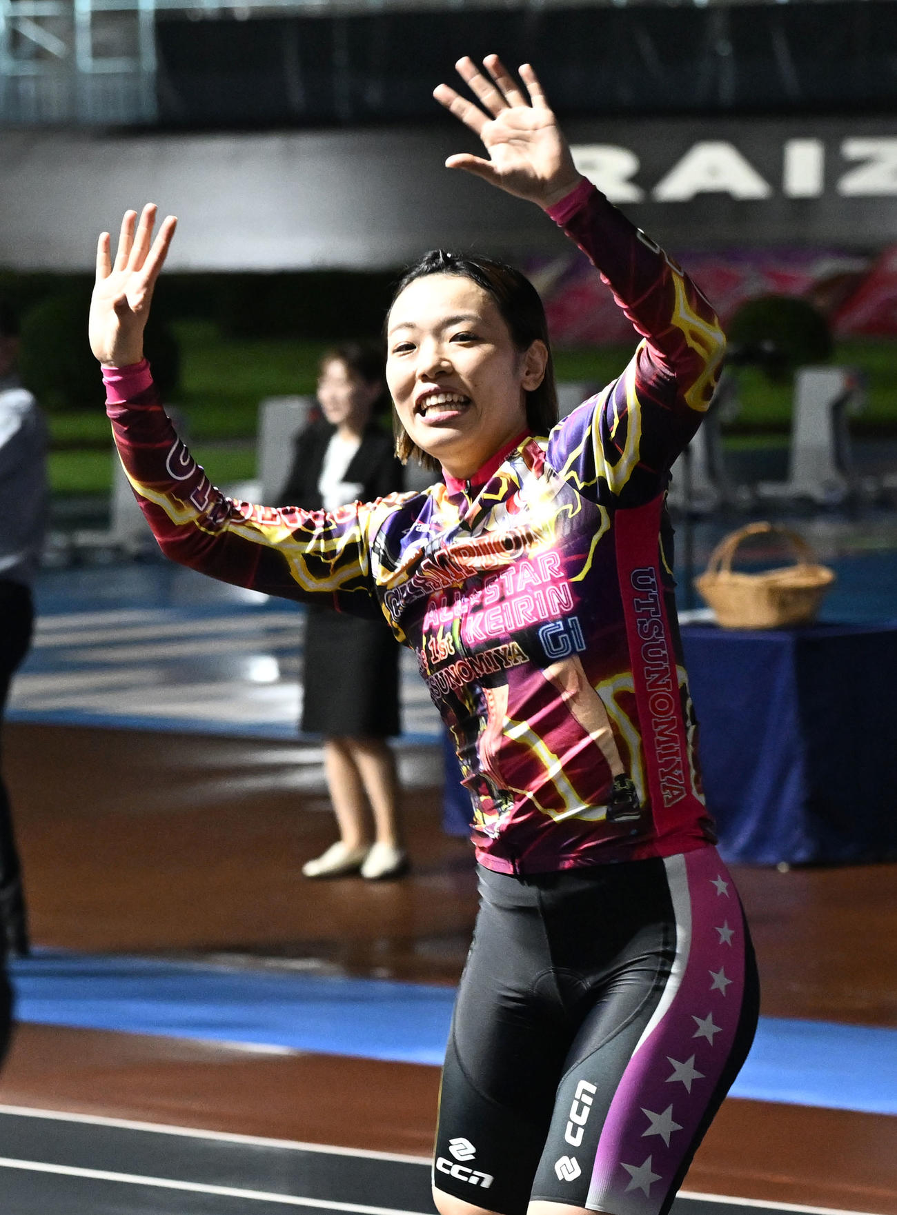 宇都宮競輪12R、女子オールスター決勝を制し、スタンドの歓声に手を振って応える佐藤水菜（撮影・千葉一成）