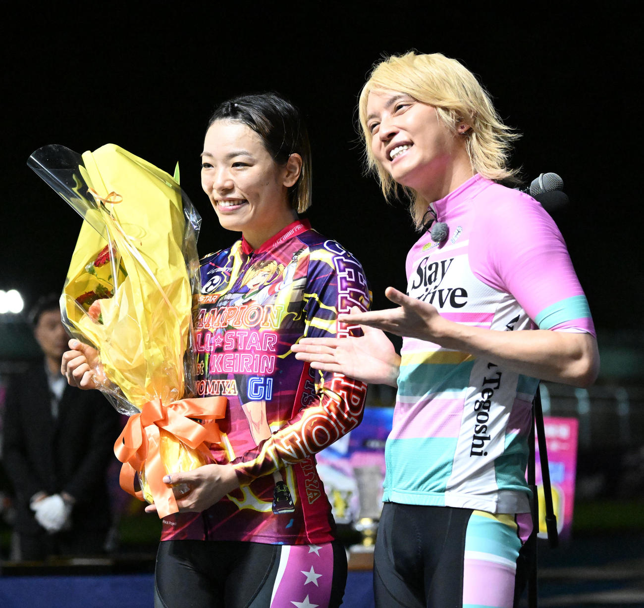 宇都宮競輪12R、女子オールスター決勝を制し、贈られた花束を手に手越祐也とポーズをとる佐藤水菜（撮影・千葉一成）