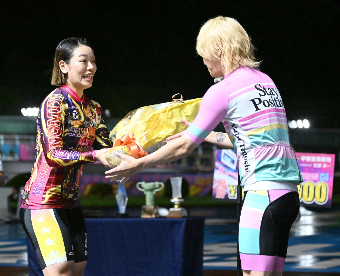 宇都宮競輪12R、女子オールスター決勝を制し、プレゼンターの手越祐也（右）から花束を贈られる佐藤水菜（撮影・千葉一成）