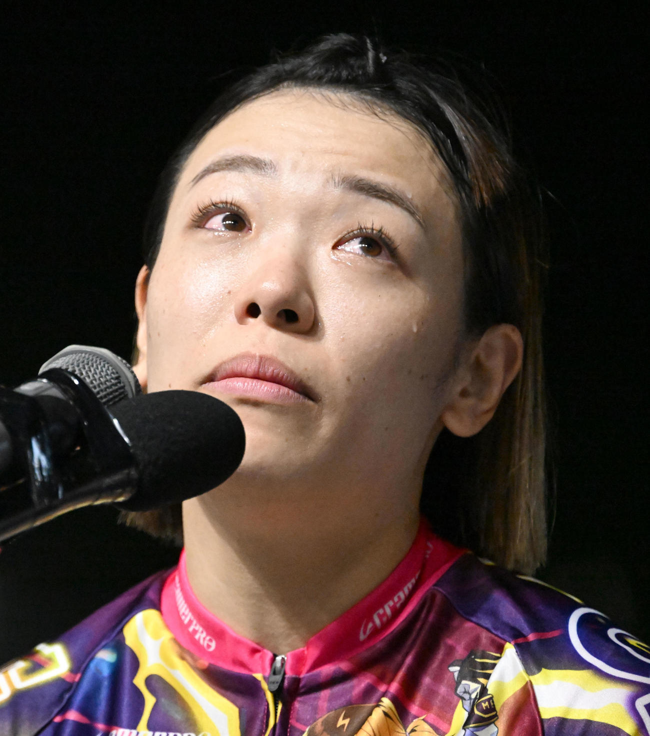 宇都宮競輪12R、女子オールスター決勝を制し、勝利者インタビューで目を潤ませる佐藤水菜（撮影・千葉一成）