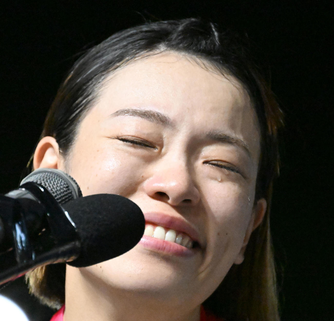 宇都宮競輪12R、女子オールスター決勝を制し、勝利者インタビューで目を潤ませる佐藤水菜（撮影・千葉一成）