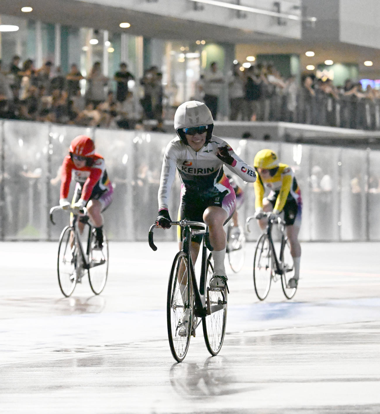 宇都宮競輪12R、女子オールスター決勝で1着でゴールし、ガッツポーズする佐藤水菜（撮影・千葉一成）