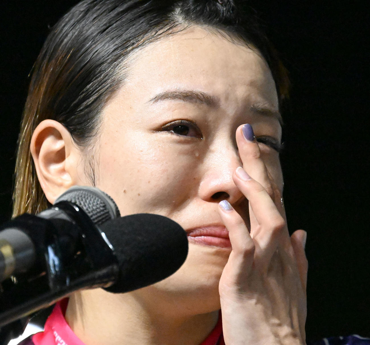 宇都宮競輪12R、女子オールスター決勝を制し、勝利者インタビューで目を潤ませる佐藤水菜（撮影・千葉一成）