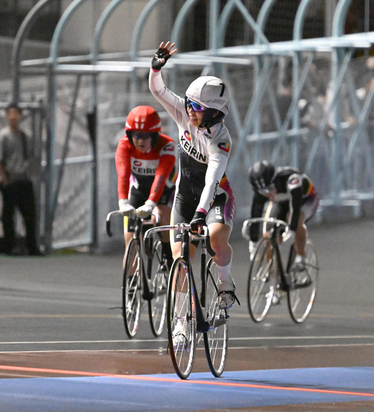 宇都宮競輪12R、女子オールスター決勝で1着でゴールし、ファンの歓声に応える佐藤水菜（撮影・千葉一成）