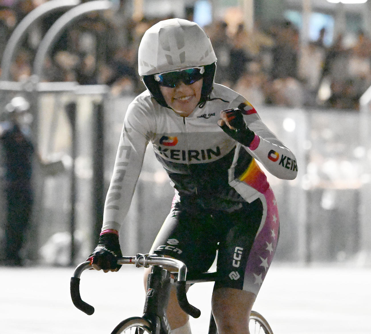 宇都宮競輪12R、女子オールスター決勝で1着でゴールし、ガッツポーズする佐藤水菜（撮影・千葉一成）
