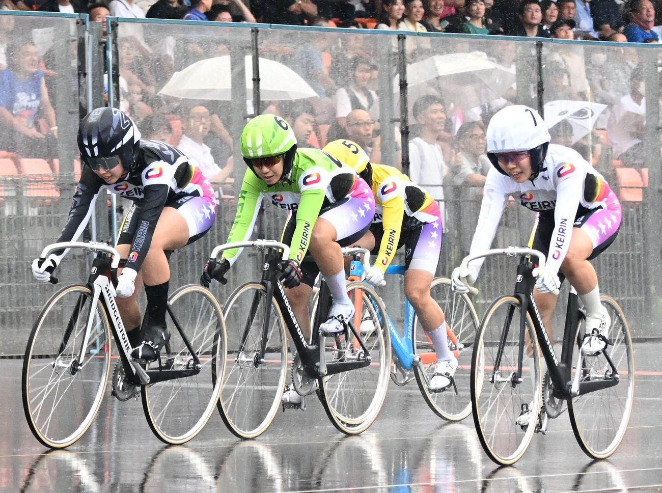 宇都宮競輪3R、ガールズルーキー企画レースでゴールする、手前右から1着の酒井亜樹、3着の千葉捺美、2着の北岡マリア（撮影・千葉一成）