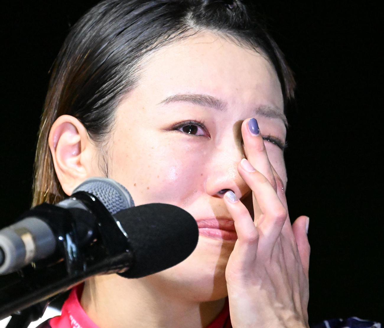 勝利者インタビューで目を潤ませる佐藤水菜