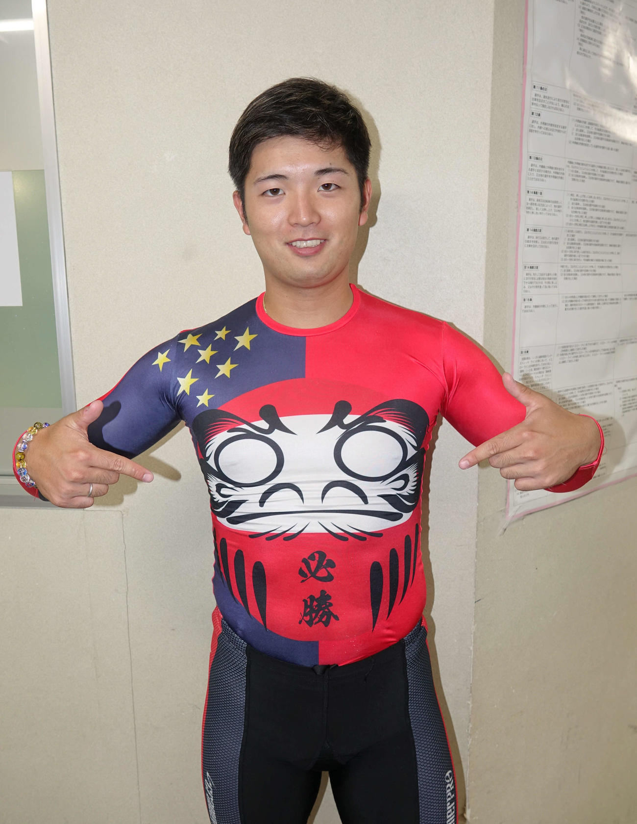 群馬モード？でダルマがプリントされたシャツを見せる比佐宝太