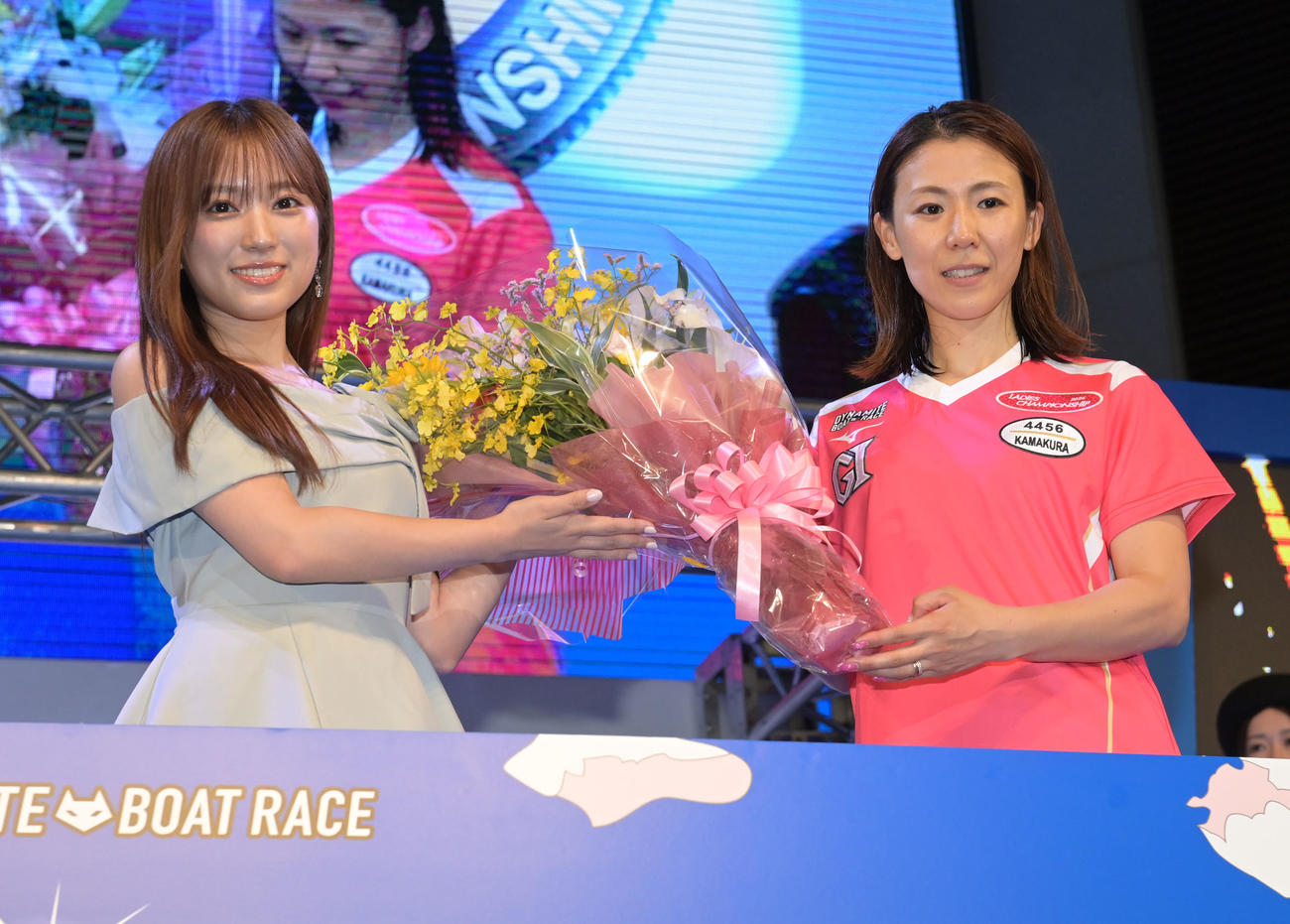プレゼンターの矢吹奈子（左）から花束を贈られる鎌倉涼（撮影・和賀正仁）
