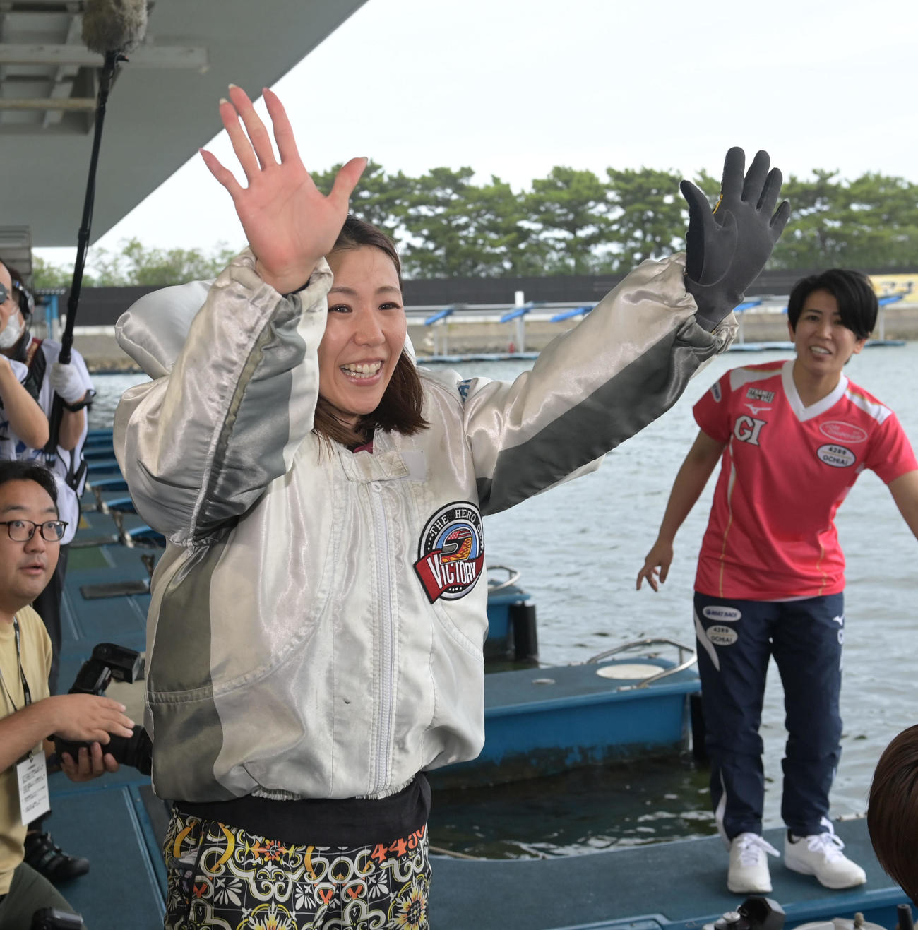 優勝を飾りバンザイする鎌倉涼（撮影・和賀正仁）