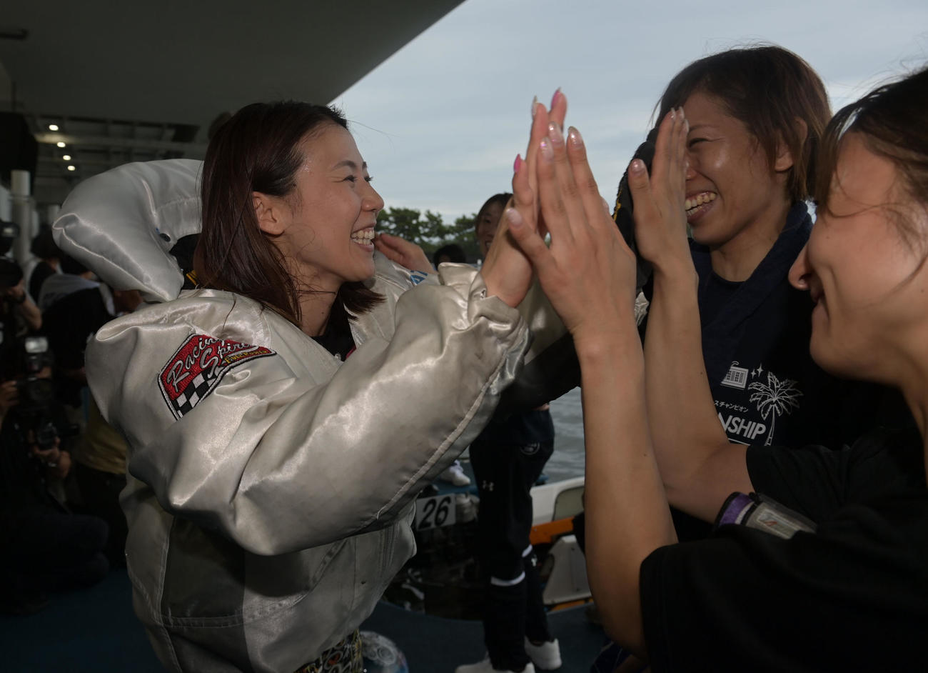 優勝を飾り長嶋万記らとハイタッチする鎌倉涼（左）（撮影・和賀正仁）