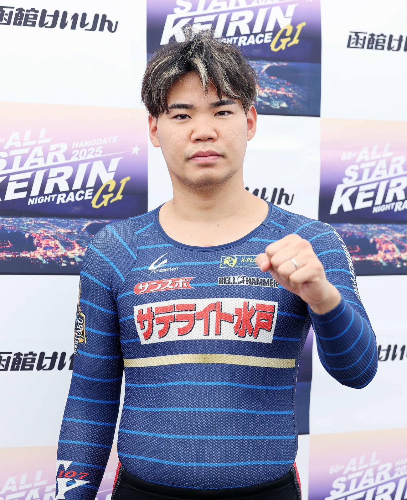 ポーズを決める吉田拓（撮影・鈴木正人）