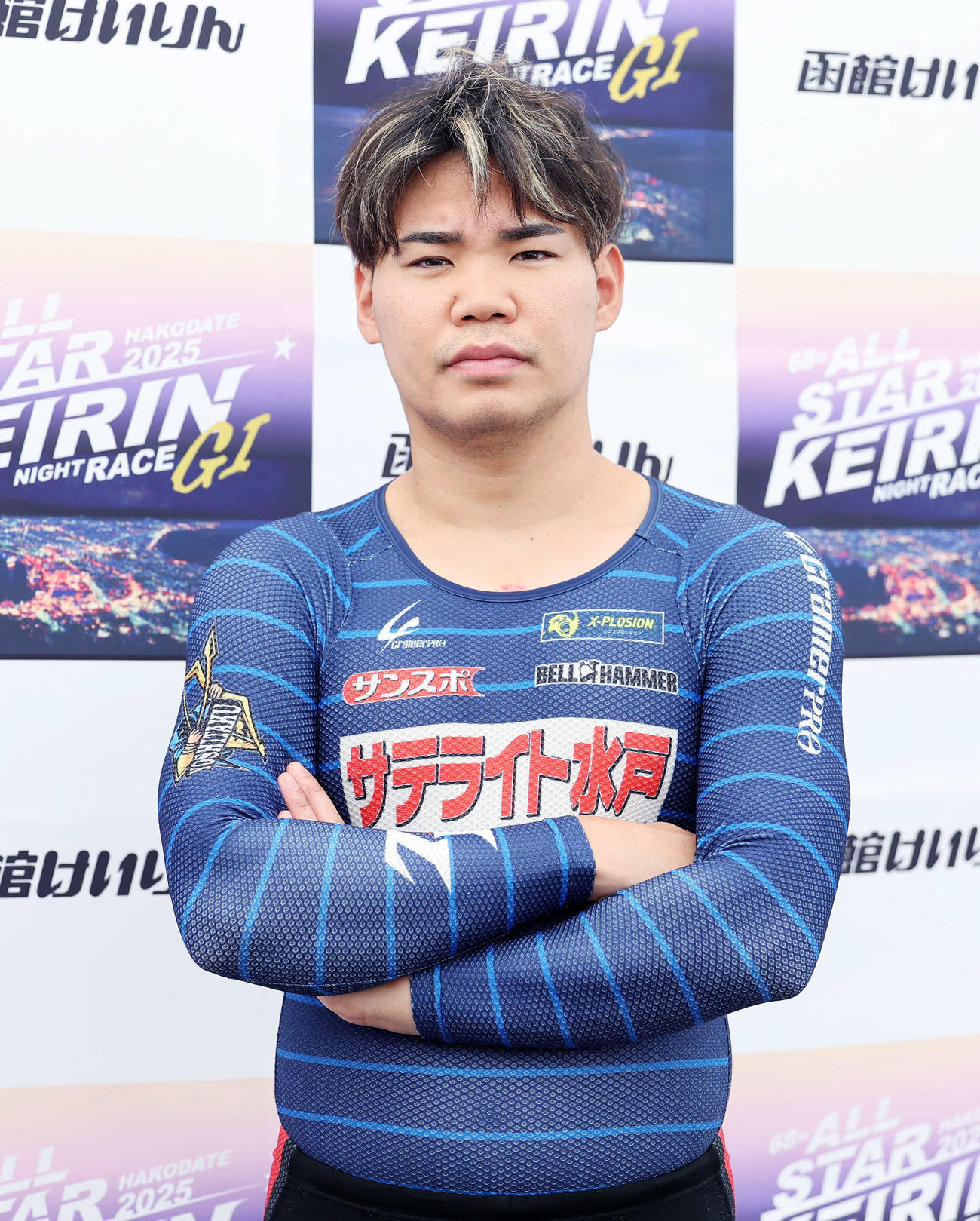 ポーズを決める吉田拓（撮影・鈴木正人）