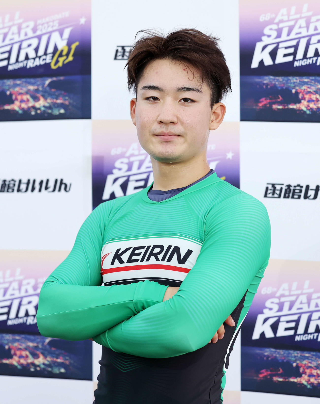 ポーズを決める山崎歩（撮影・鈴木正人）