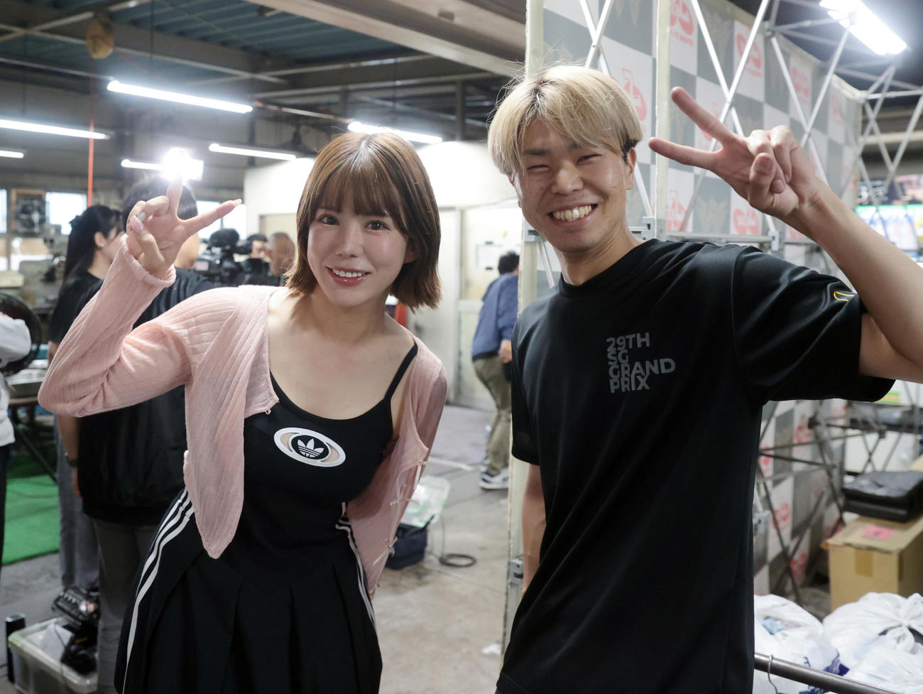 トークショーの後、元ガールズケイリン選手の日野未来は祐定響と記念撮影する（撮影・柴田隆二）