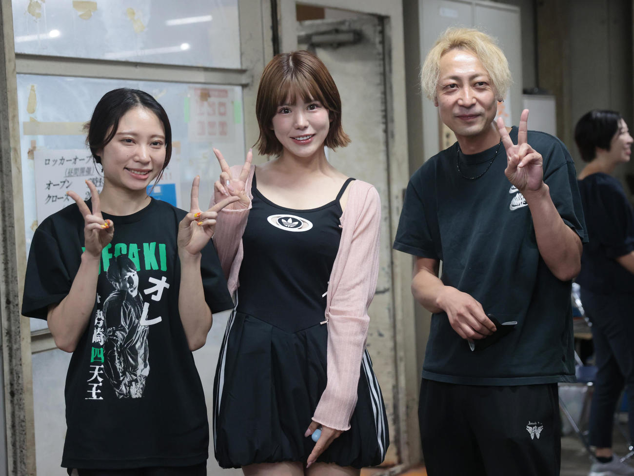 トークショーの後、元ガールズケイリン選手の日野未来（中央）は新井日和（左）、亀井政和と記念撮影する（撮影・柴田隆二）