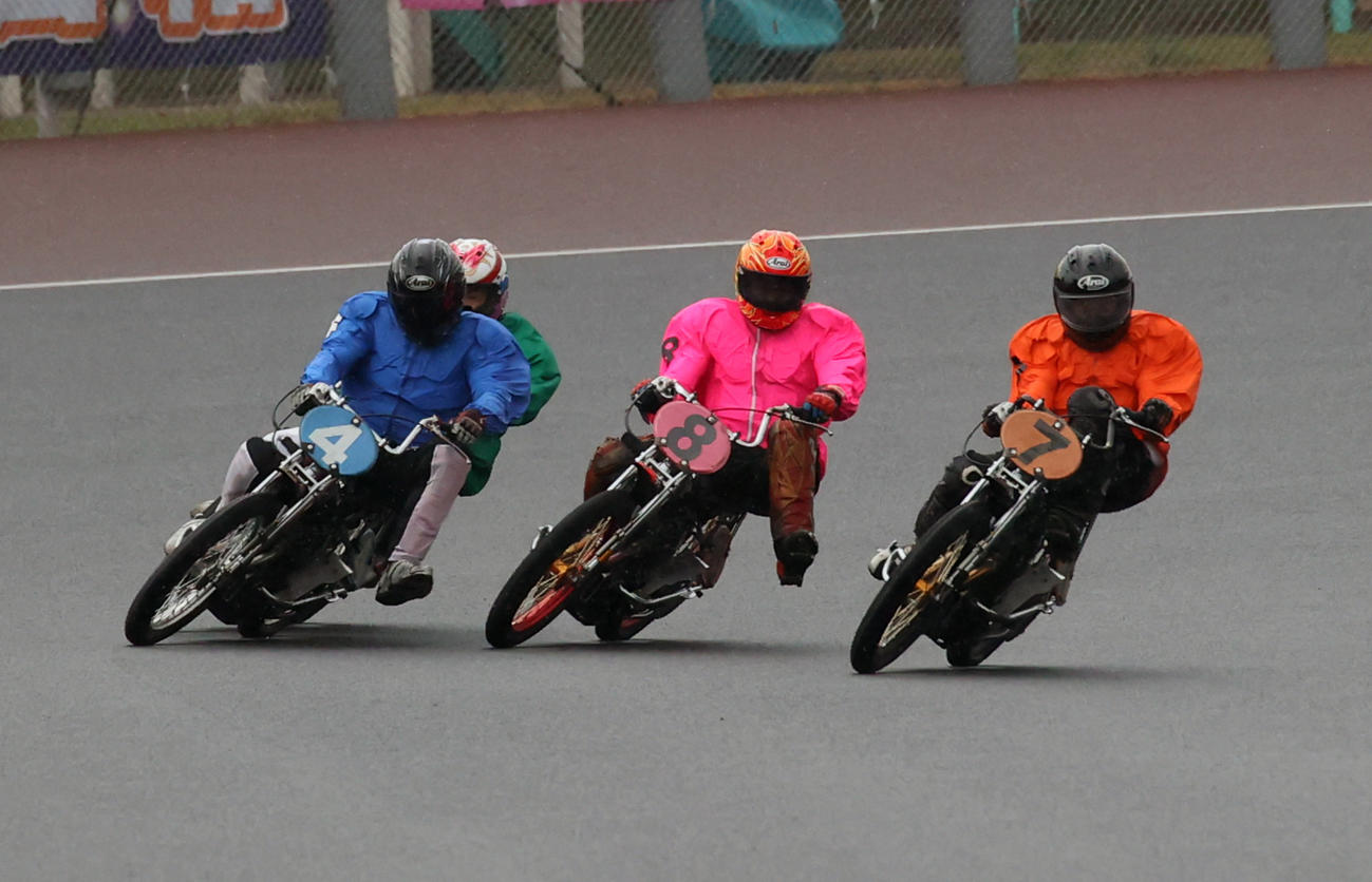 予選1R、1着小林瑞季（7）、2着佐藤励（8）、3着高宗良次（4）（撮影・柴田隆二）