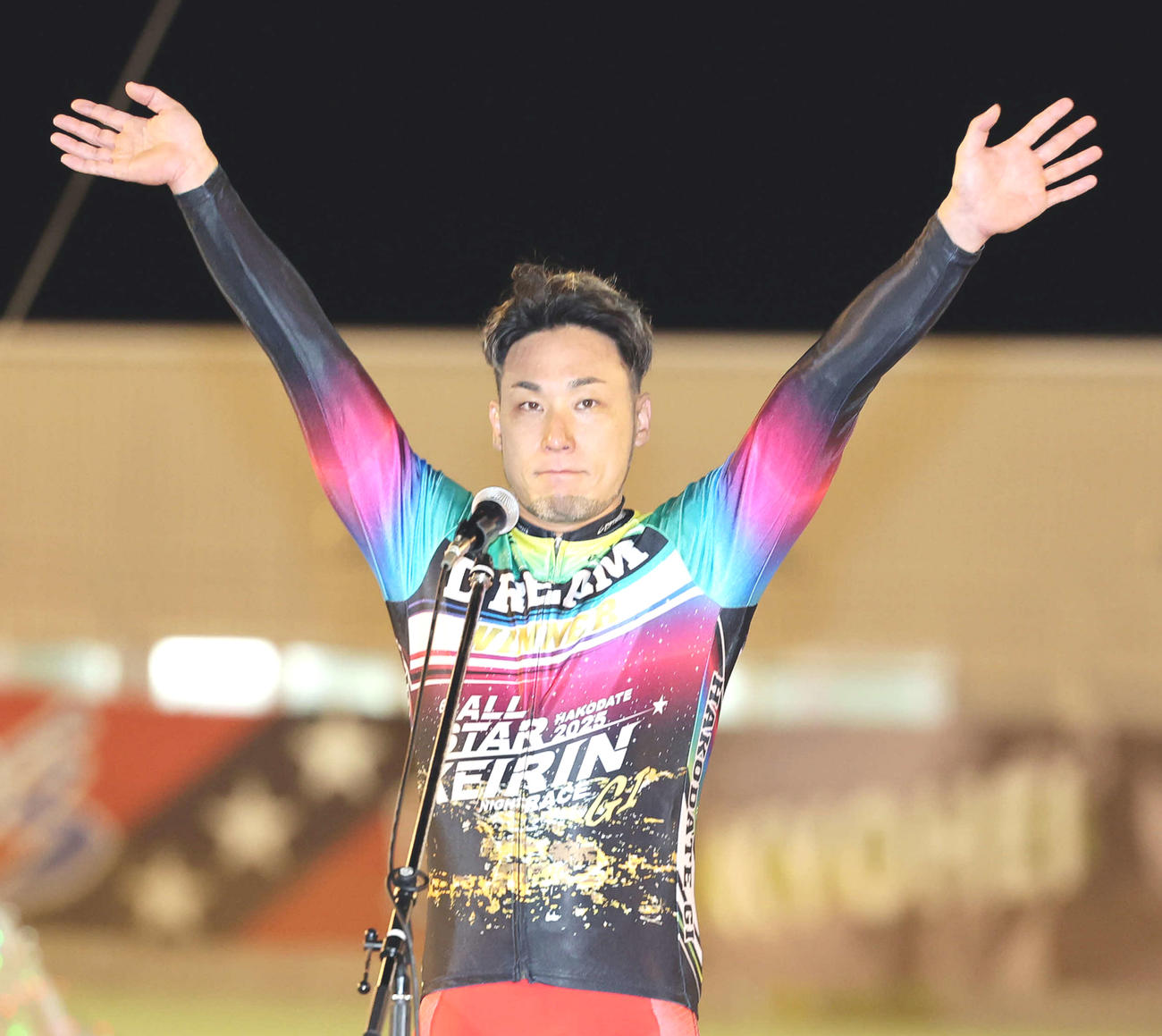 ドリームレースを制しファンに手を振る郡司
