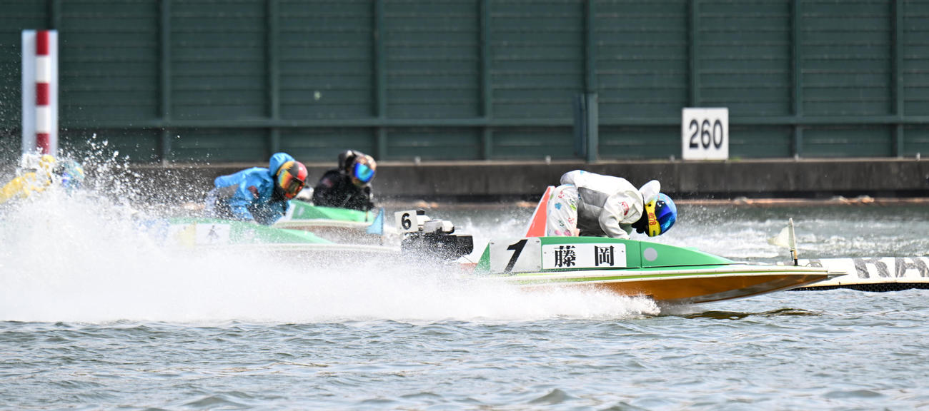尼崎10R 1周目2マークをトップで回る1号艇藤岡俊介、2着加藤翔馬、3着山本隆幸
