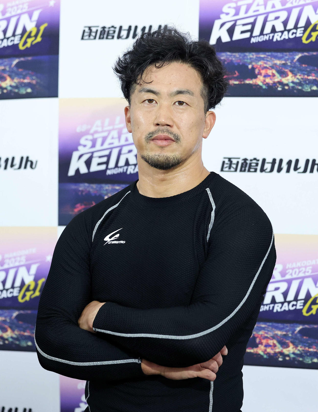 ポーズを決める南（撮影・鈴木正人）