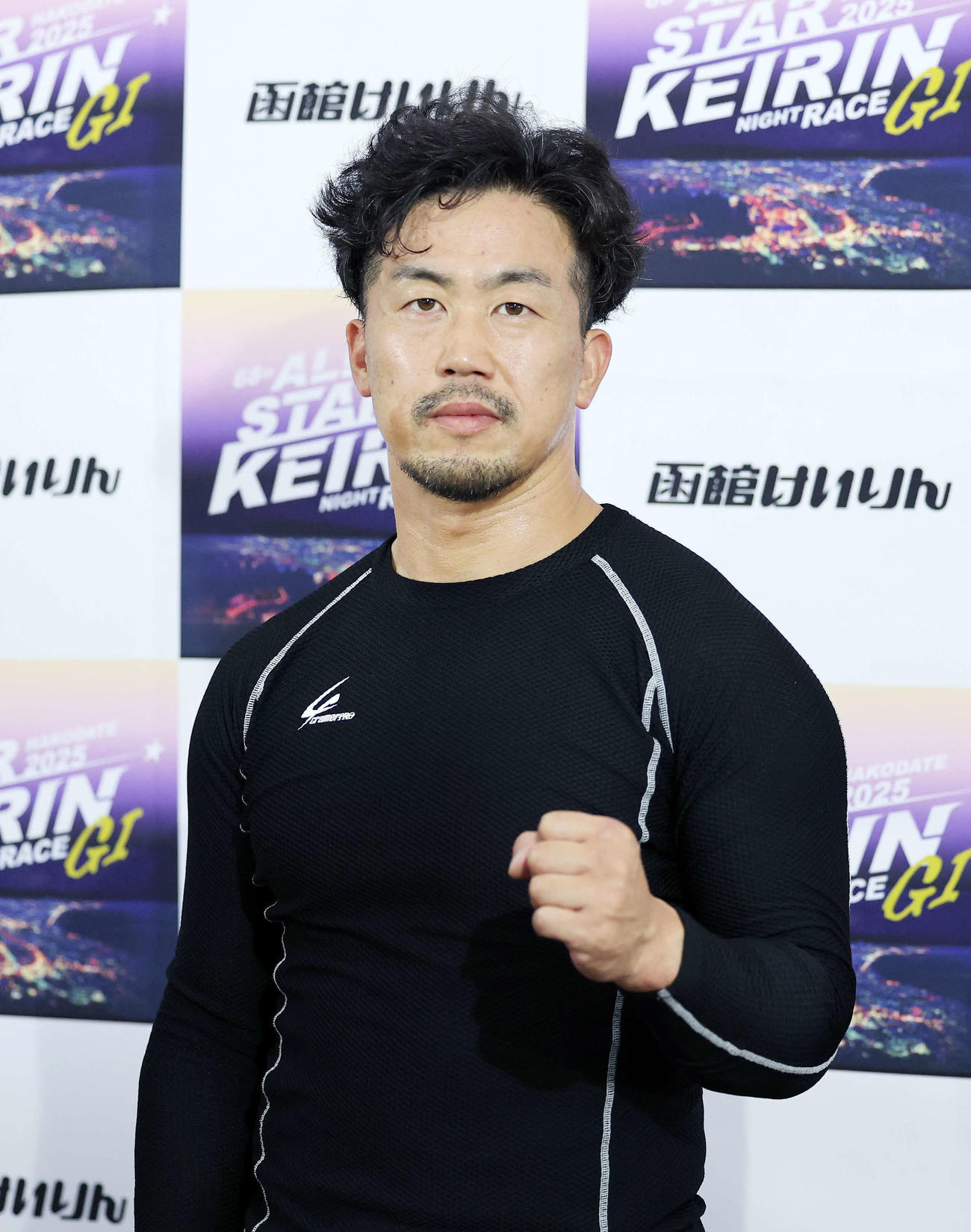 ポーズを決める南（撮影・鈴木正人）