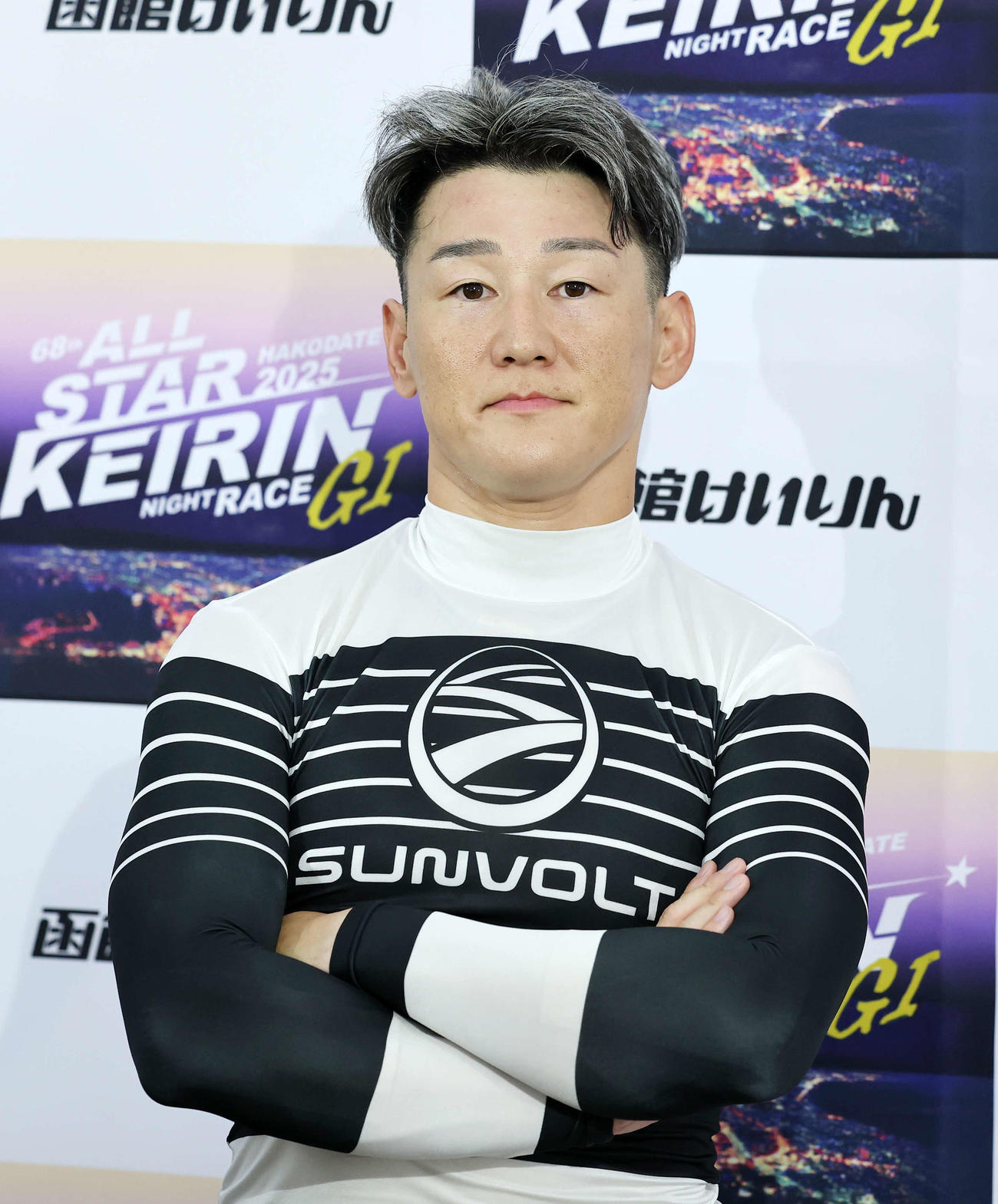 ポーズを決める山田久（撮影・鈴木正人）