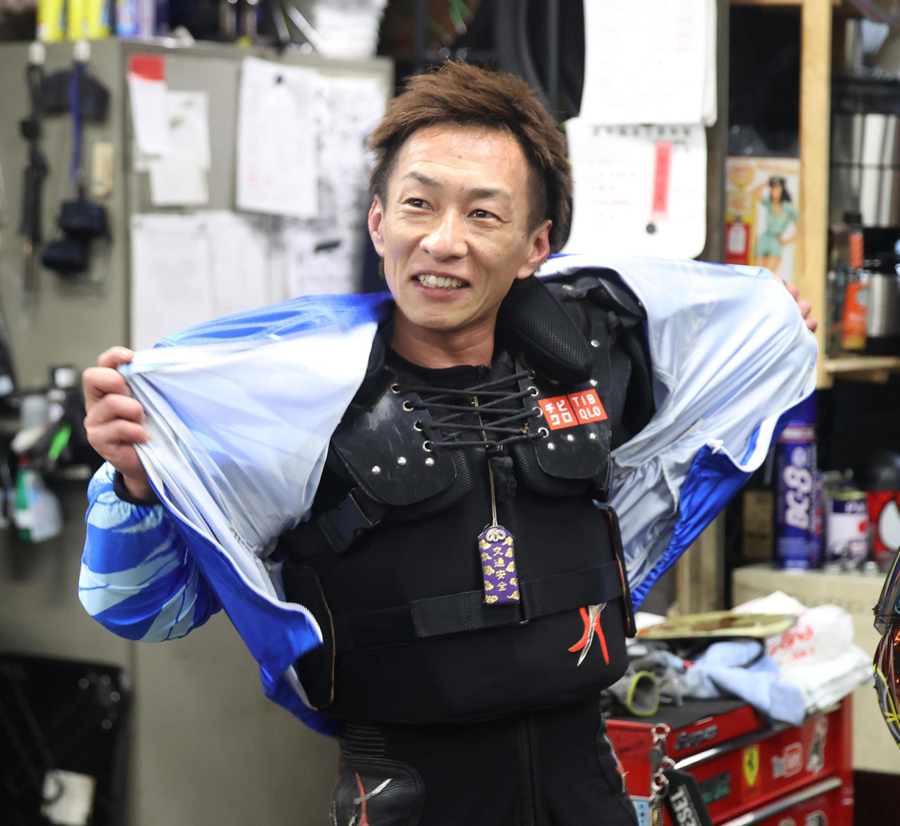 最終予選5Rで1着の鈴木宏和は笑顔を見せる（撮影・柴田隆二）