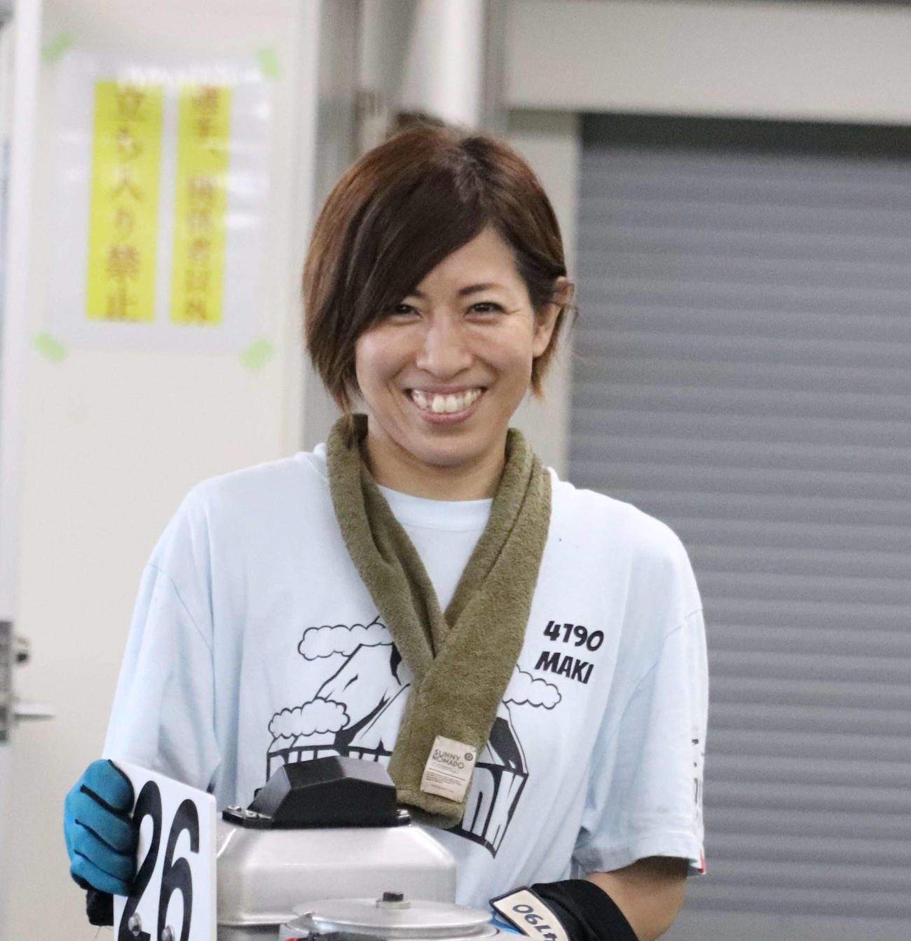長嶋万記がレディースチャンピオンの優勝エンジンを手にして満面の笑み