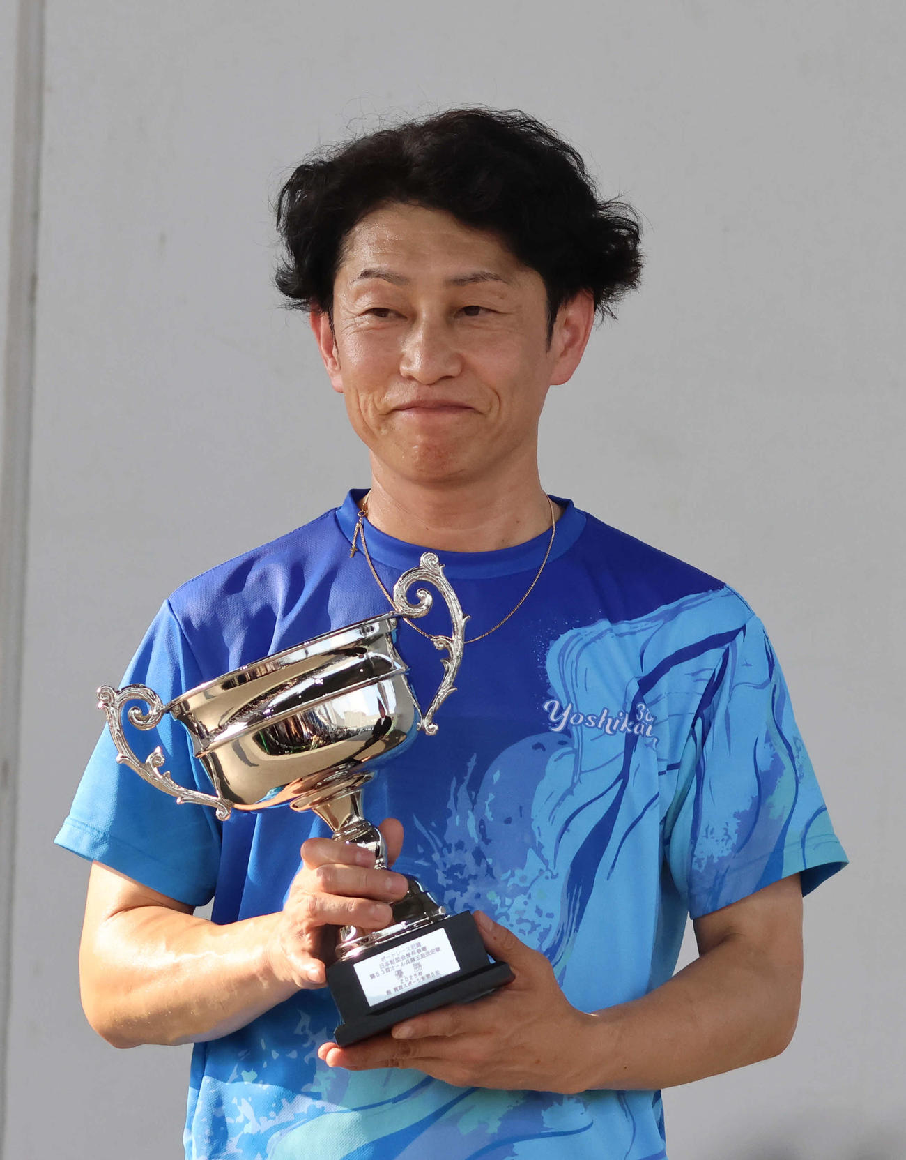 吉川元浩がオール兵庫6度目の制覇。優勝カップを手に笑顔を見せた（撮影・北條直治）