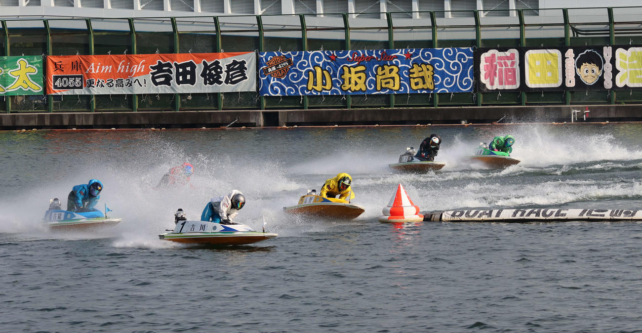 吉川元浩がイン逃げ成功。他艇の攻撃を寄せ付けなかった（撮影・北條直治）