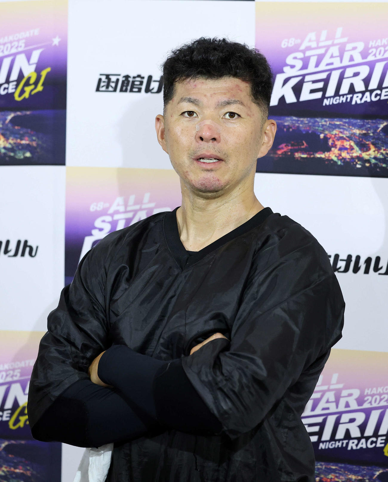 ポーズを決める松谷（撮影・鈴木正人）