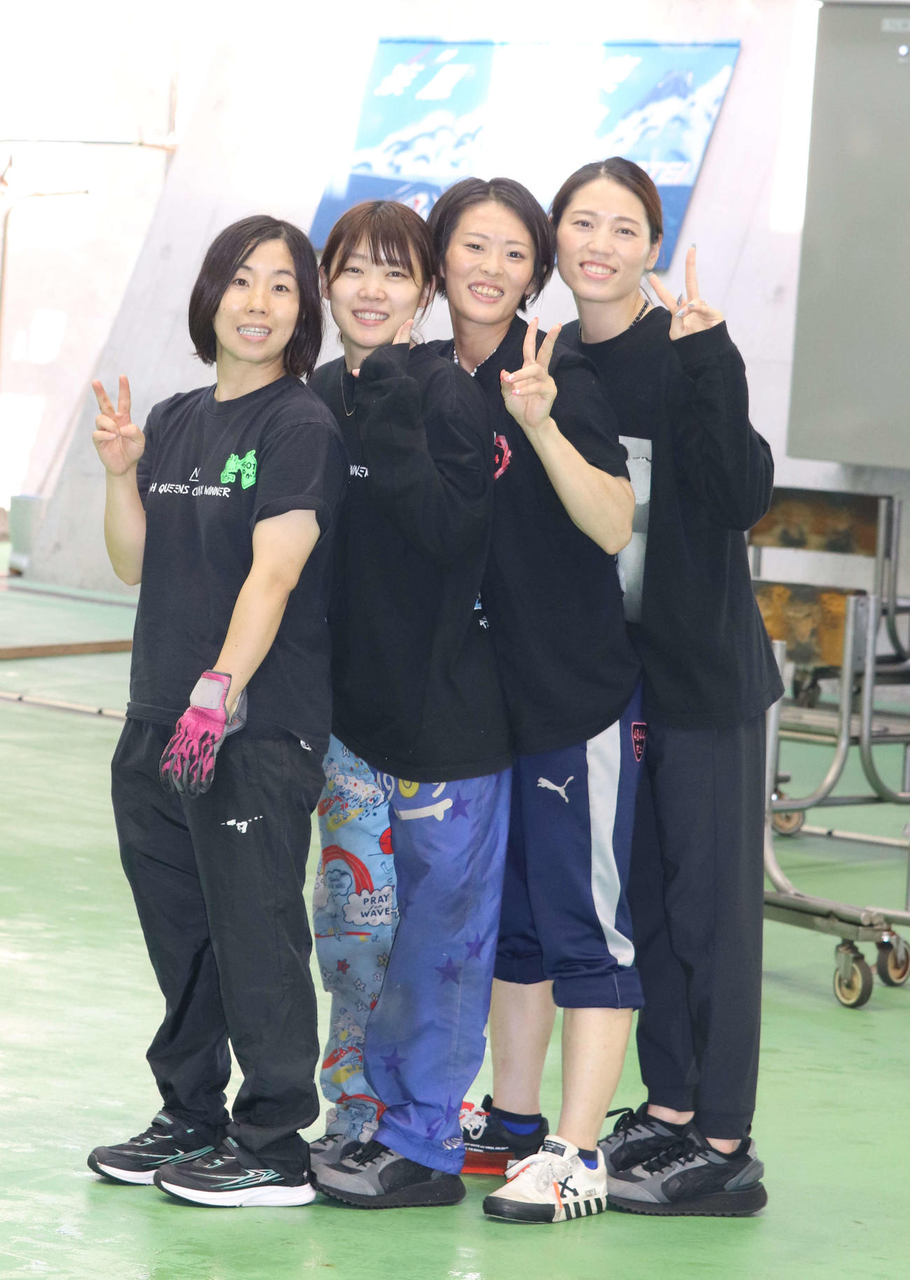 準優勝負駆けにつないだ薮内瑞希を囲んで仲間が祝福ポーズ（右から）安井瑞紀、村上奈穂、薮内瑞希、樋口由加里