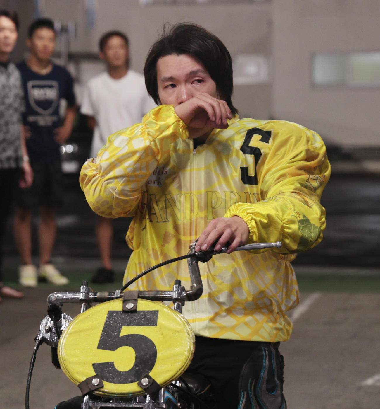 優勝し涙を浮かべる鈴木圭一郎（撮影・柴田隆二）