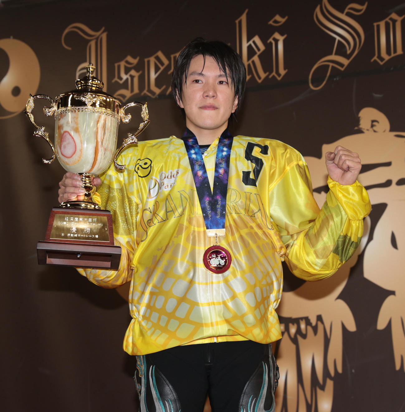 優勝杯を掲げる鈴木圭一郎（撮影・柴田隆二）