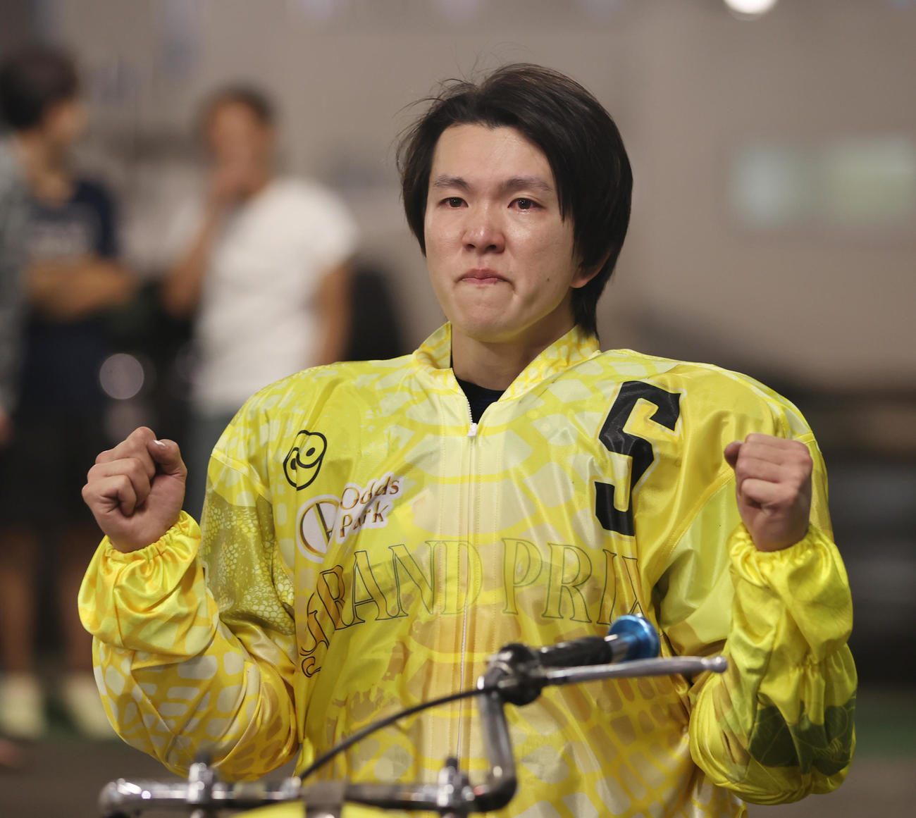 優勝し涙を浮かべる鈴木圭一郎（撮影・柴田隆二）