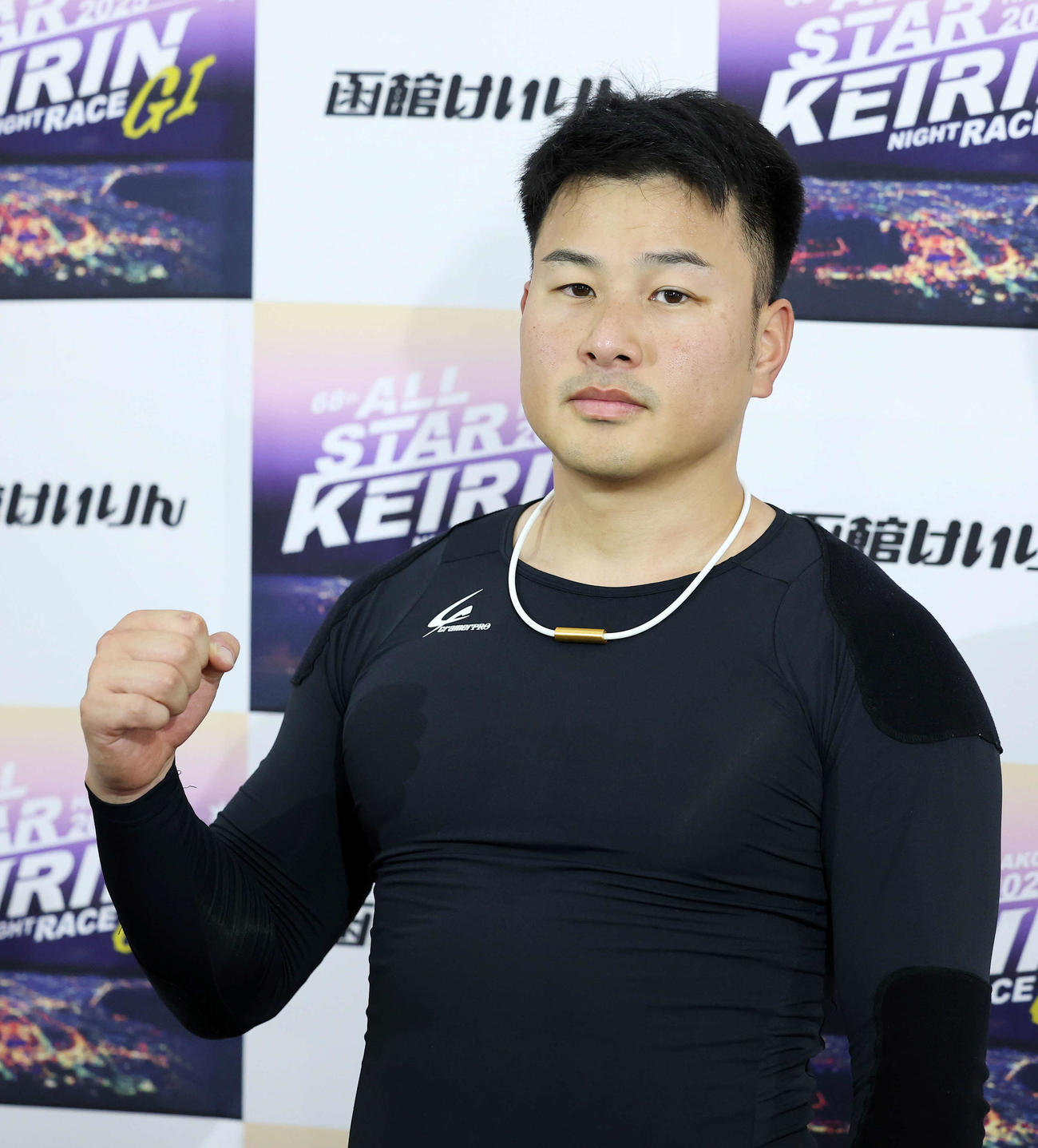 ポーズを決める松本貴（撮影・鈴木正人）